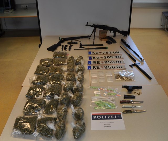 Drogen, Wafffen und auch Kennzeichen konnte die Polizei sicherstellen.