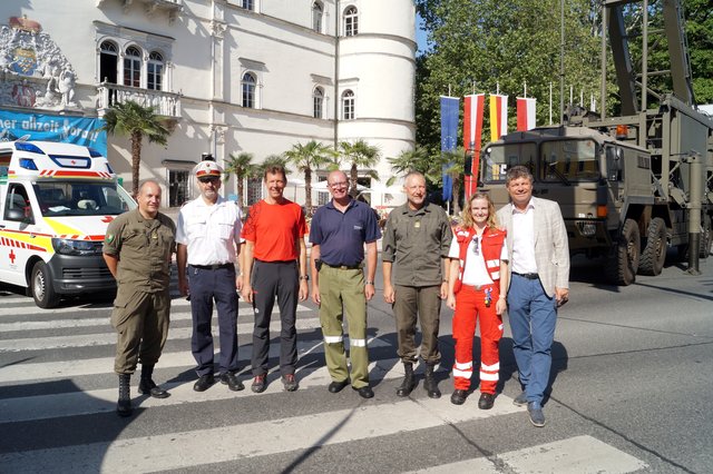 Vertreter von Militärkommando, Polizei, Bergrettung, Feuerwehr und Rotem Kreuz mit Bürgermeister Gerhard Pirih | Foto: eggspress