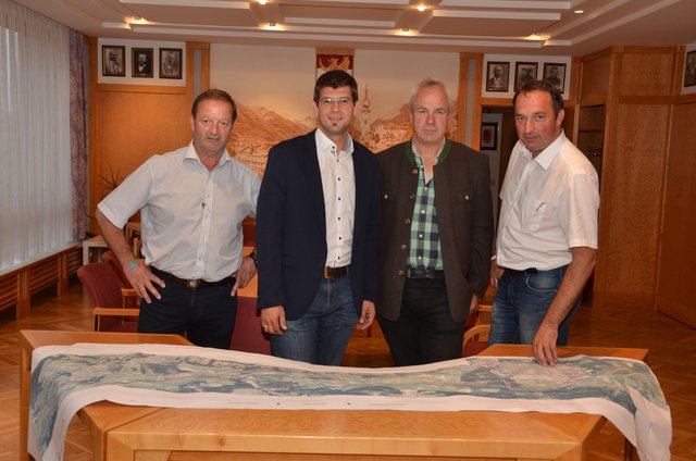 Landesrat Martin Gruber (2.v.li.) hat mit den betroffenen Bürgermeistern Josef Brandner (Greifenburg, 1.v.li.), Johannes Pirker (Dellach, 2.v.r.) und Wolfgang Krenn (Berg, 1.v.r.) die weitere Vorgehensweise zum Ausbau der B100 festgelegt