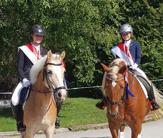 Lisa Probst auf "Elvira" (li.) und Leonie Miller auf "Aron" erzielten Landesmeistertitel für den URC Steggut Schwarzach.  | Foto: URC Steggut