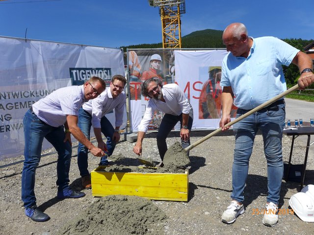 Christoph Totschnig (Strabag) Helmut Synek und Thomas Hackl (Tigewosi) mit Bgm. Walter Hofer