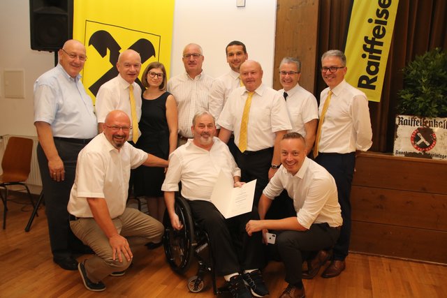 Gruppenfoto mit geehrten und neu gewählten Mitgliedern.