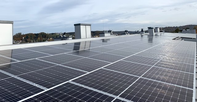 Vöcklabruck geht mit gutem Beispiel voran: Im Bild die erste Photovoltaikanlage auf einem Mehrfamilienhaus. | Foto: Berghammer