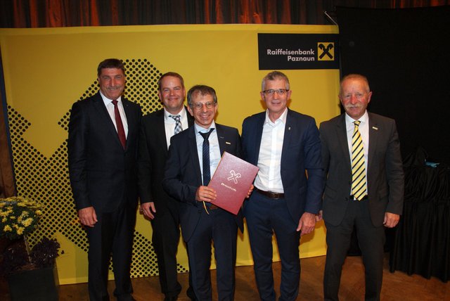 Wolfgang Moosbrugger (Raiffeisenverband Tirol), Vorstand Robert Aloys, Mathias Wolfart, AR-Vorsitzender Martin Lorenz und Vorstand Paul Pfeifer (v.l.).
