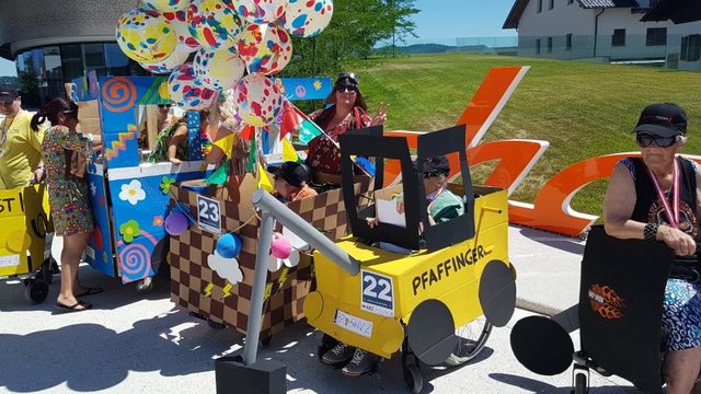 Ob Hippies, Rocker, schnelle Postler, Baggerfahrer oder Ballonfahrer: Die Bewohner des Bezirksseniorenzentrums Mattighofen waren mit Feuereifer dabei.  | Foto: BSZ Mattighofen