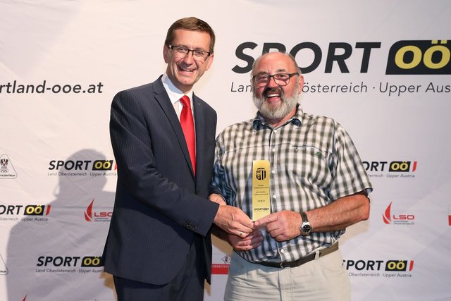 Sport-Landesrat Markus Aichinger gratuliert Walter Hörzi. | Foto: Land OÖ, Lisa Schaffner
