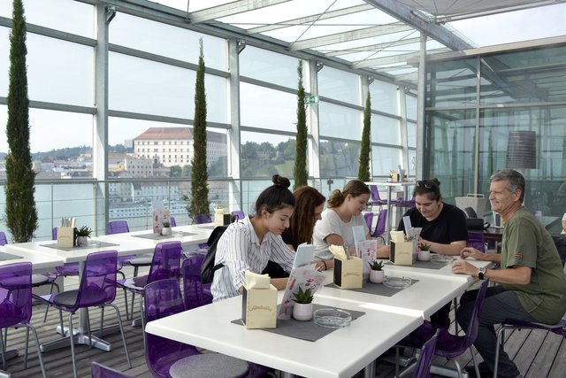 Von der Rooftop-Terrasse am Ars Electronica Center genießen Gäste einen sensationellen Blick über die Donau. Verglasung, Sonnensegel und feiner Sprühnebel schützen vor Wind und Hitze.