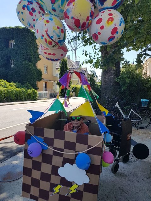 Die "Ballonfahrerin" ging beim Seifenkistenrennen an den Start.  | Foto: BSZ Mattighofen