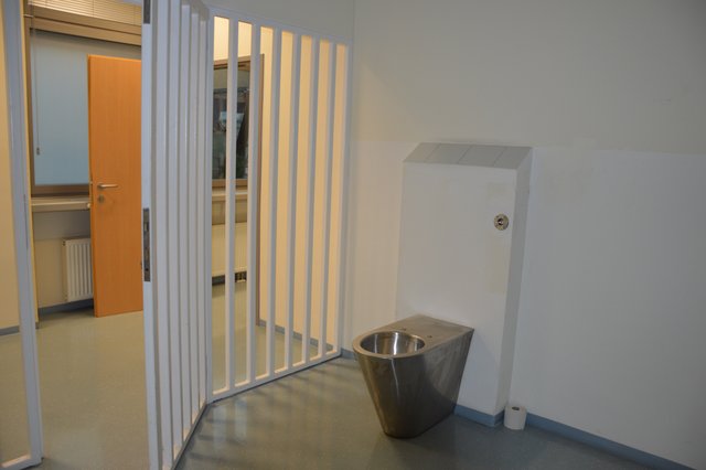 Zwei Verwahrungszellen im Bezirk gibt es aktuell. Diese befinden sich am Bezirkspolizeikommando Kirchdorf.