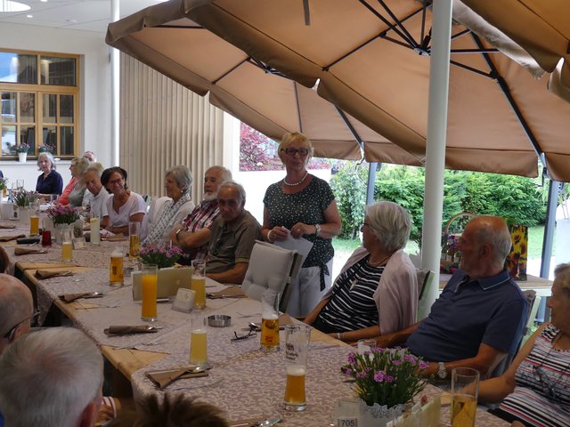 Traudi begrüßt die Walker