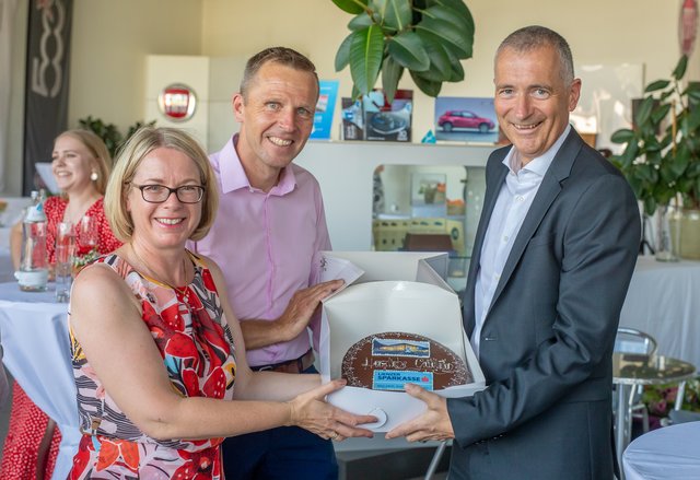 Auch Martin Bergerweiß (Sparkasse) gratulierte. | Foto: Brunner Images