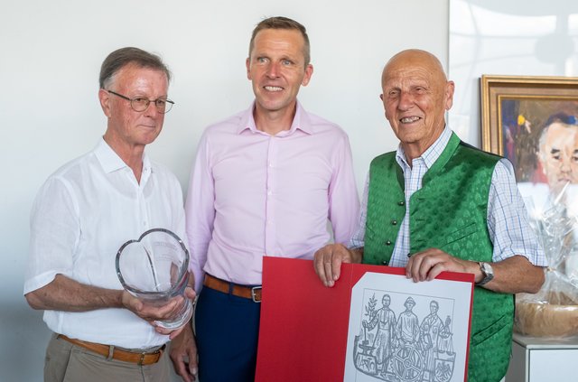 Franz Niedertscheider (l.) gratulierte im Namen der WK. | Foto: Brunner Images