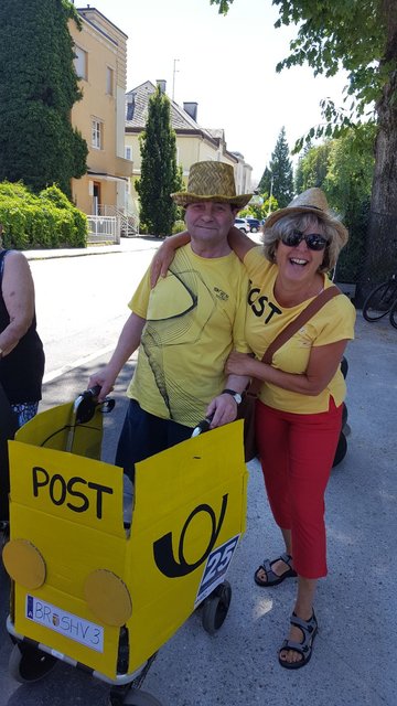 Die "schnelle Post" raste beim Seifenkistenrennen mit.  | Foto: BSZ Mattighofen
