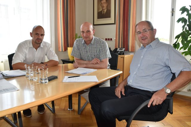 Evaluieren die Situation: Stadtamtsdirektor-Stellvertreter Christian Resch, Bezirkshauptmann Andreas Riemer und Stadtamtsdirektor Virktor Geyrhofer. | Foto: Karin Zeiler / Bezirksblätter NÖ