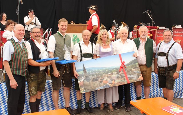 Freyungs Bürgermeister Olaf Heinrich und Otto Christoph überreichten den Gästen aus Seewalchen ein Bild.
