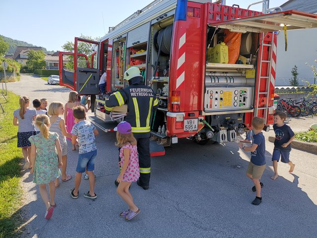 Die Volksschüler und Kindergartenkinder aus Weyregg waren bei der Übung sehr interessiert an der Feuerwehr.