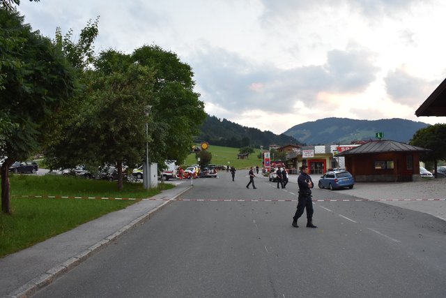 Die Polizei sperrte den Einsatzort ab, im Hintergrund kämpfen Notarzt und Sanitäter um das Leben des betrunkenen Angreifers.