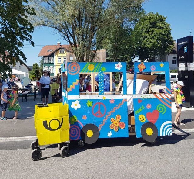 Bewohner und Betreuer gestalteten die Seifenkisten.  | Foto: BSZ Mattighofen