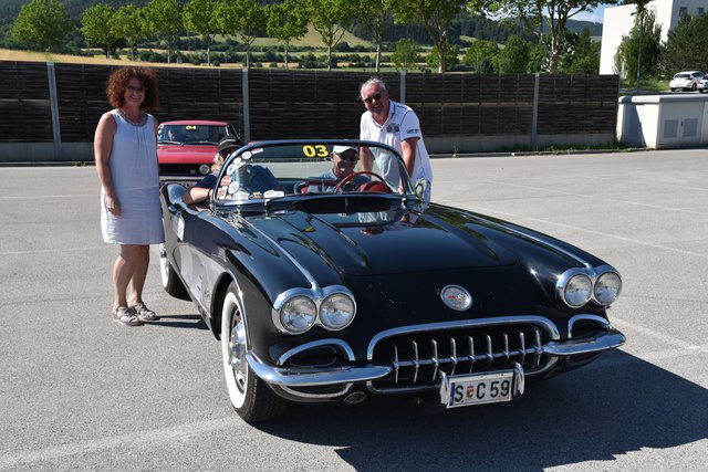 Stadträtin Daniela Mohr und Stadtrat Gerhard Windbichler mit dem Piloten Michael Stumpf und Copilot Gerhard Riedle mit ihrer Chevrolet Corvette, Baujahr 1959