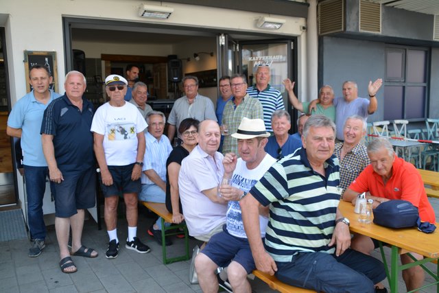 Im Cafe Michl am Hauptplatz Oberpullendorf trifft sich die fröhliche Runde. | Foto: Eva Maria Plank