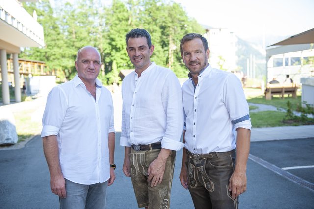 Von links: Markus Wieser (Obmann Förderverein Kinder- und Jugendrehabilitation in Österreich), Bürgermeister Manfred Brugger und Thomas Bogendorfer (Verwaltungsleiter Rehabilitationszentrum St. Veit). | Foto: Steinbauer Photography