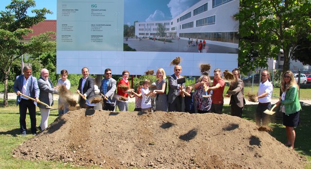 Mit dem Spatenstich fiel in der Vorwoche der Startschuss für ein Vöcklabrucker Jahrhundertprojekt. Mit dem Schuljahr 2021/22 soll der neue Schulcampus bezogen werden.