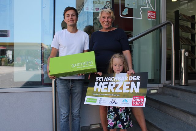 Michelle Eckerstorfer und Tochter Hannah nehmen den Gewinn von BRS-Redakteur Michael Losbichler entgegen. | Foto: BRS/Böhm