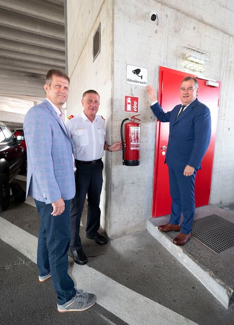 Technischer Koordinator Thomas Pils, Feuerwehrkommandant Josef Bugnar und LAbg. Stadtrat Franz Dinhobl präsentieren die Feuerlöscher samt Videoüberwachung im alten ÖBB-Parkdeck. | Foto: Stadt WN/Weller