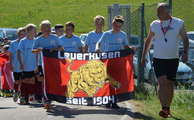 Einmarsch der U11 Spielgemeinschaft Putzleinsdorf/Hofkirchen.
