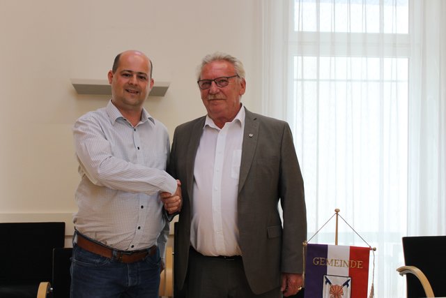 Ab Mitternacht des 4. Julis übernimmt Vizebürgermeister Andreas Stuhlberger (links im Bild) das Amt des Bürgermeisters von Schalchen. Stefan Fuchs gab in einer Pressenkonferenz seinen Rücktritt bekannt.