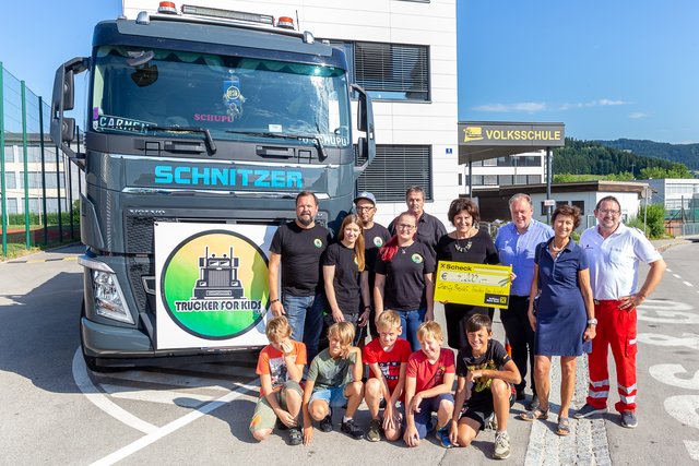 Spendenübergabe: „Charity Projekt Trucker for Kids“ | Foto: Franz Unterberger