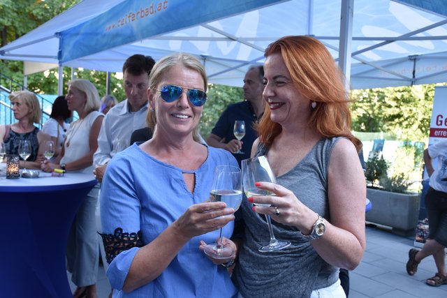 Stießen auf den gemütlichen Abend an: Ilse Zorzi (Zorzi Moden) und Telfer Wirtschaft-Obfrau Patricia Hagele (Tabak Trafik Thaler)