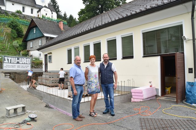 Gemeinderat Robert Schurian, Schulleiterin Sabine Hochkircher, Stadtrat Herwig Tiffner (v.li.) | Foto: Friessnegg