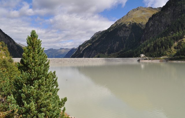 Gepatschspeicher: Der Hang (im Bild links) im Vorfeld des Staudammes bewegt sich stärker als bisher. | Foto: TIWAG