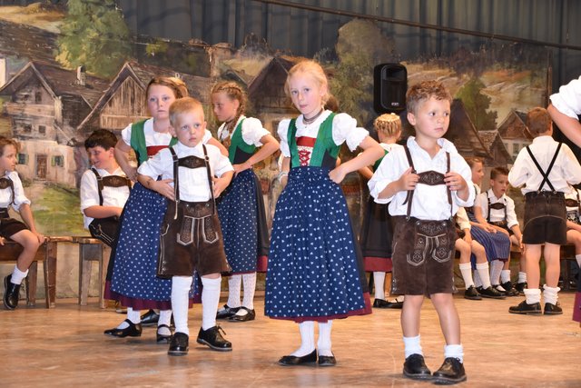 Schon die Kleinsten zeigen bei "G'musigt und getanzt" Stubaier Brauchtum. | Foto: Kainz