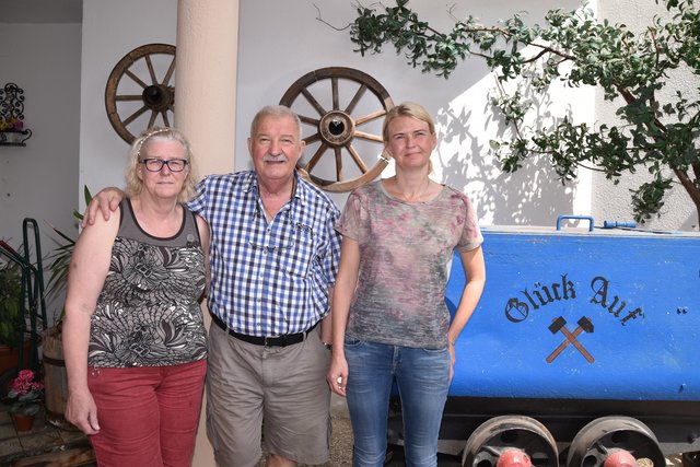 Eine Ära geht zu Ende: Judith und Ossi Hofer sowie Tochter Manuela räumen ihr Gasthaus Hofer derzeit aus.