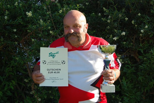 Josef "Luki" Mandl ist mit 64 Jahren nicht nur der älteste Spieler dieses Turniers, sondern auch schon seit Beginn an immer dabei. | Foto: SV Sandl