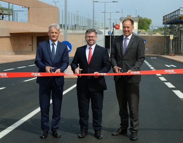 ÖBB-Infrastruktur AG Vorstandsdirektor Franz Bauer, Landesrat Ludwig Schleritzko, Stv.-Straßenbaudirektor Land NÖ Rainer Irschik gaben die Unterführung für den Verkehr frei. | Foto: ÖBB/Robert Deopito