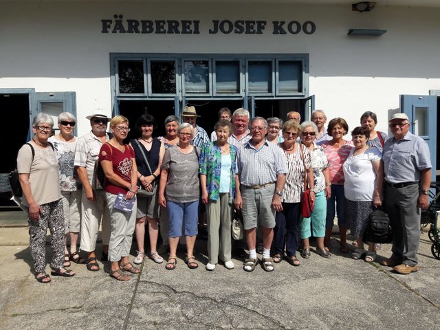 Die TeilnehmerInnen vor der Blaufärberei Koo in Dörfl