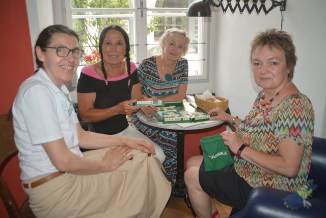 Vier Damen im Scrabble-Fieber: Andrea Almásy, Trude und Hannelore Meichenitsch und Bgm. Renate Habetler