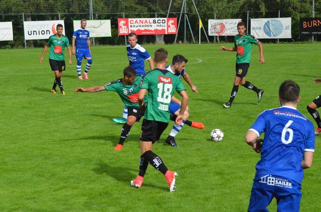 
"Wenn wir 1 Million Euro in die Hand nehmen, um die Fußball-Nachwuchsarbeit in Tirol zu unterstützen, dann bitte so, dass alle Vereine davon profitieren und nicht nur einer", erklärt Benedikt Lentsch, Sportsprecher und Landtagsabgeordneter der SPÖ Tirol. | Foto: Isabella Flörl