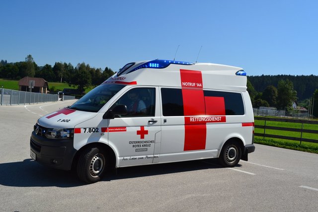 Rettung (Symbolbild): Der Lenker und seine 18 und 19-jährigen Mitfahrer wurden bei dem Unfall unbestimmten Grades verletzt und mussten mit der Rettung in das Unfallkrankenhaus nach Salzburg gebracht werden.