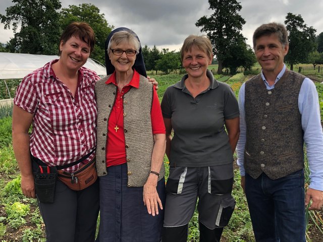 Gudrun Gattera mit Schwester Pallotti, Projektinitiator Winfried Süßenbacher, Gerhard Neff (von links)