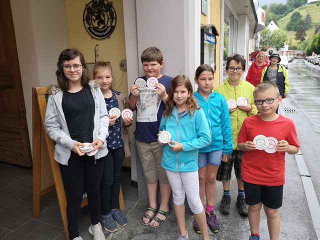 Die Kinder des Kleinregionalen KinderRates Sulmtal Koralm waren in Schwanberg auch bei regnerischem Wetter mit ihren Smileys unterwegs. | Foto: KK