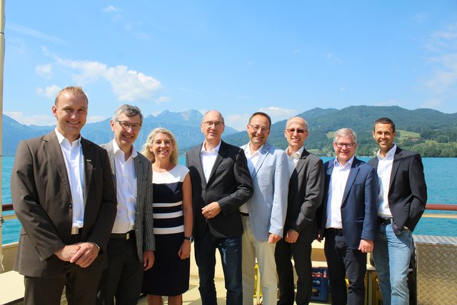 Geschäftsführung und Management der Stern Gruppe:  Daniel Allerstorfer (GEG Elektroanlagen GmbH), Christof Neumann (Gmundner Fertigteile), Doris Schreckeneder (Attersee- und Altaussee Schifffahrt), Karl Neumann (CEO Stern Gruppe), Herbert Hartl (GEG Gebäude- und Elektrotechnik), Georg Neumann (Stern &amp; Hafferl Bau), Günter Neumann (Stern &amp; Hafferl Verkehr) und Gerhard Rastinger (GEG Gebäude- und Elektrotechnik). | Foto: Rabl