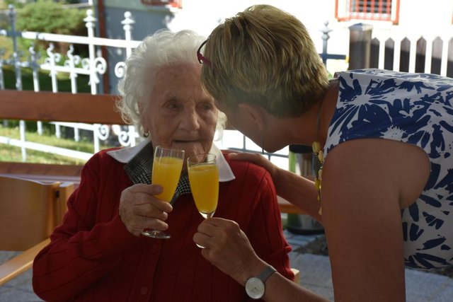 Die Pflege- und Betreuungsleitung Sr. Maria bei der Jubilarin: Was die wohl gerade besprechen?