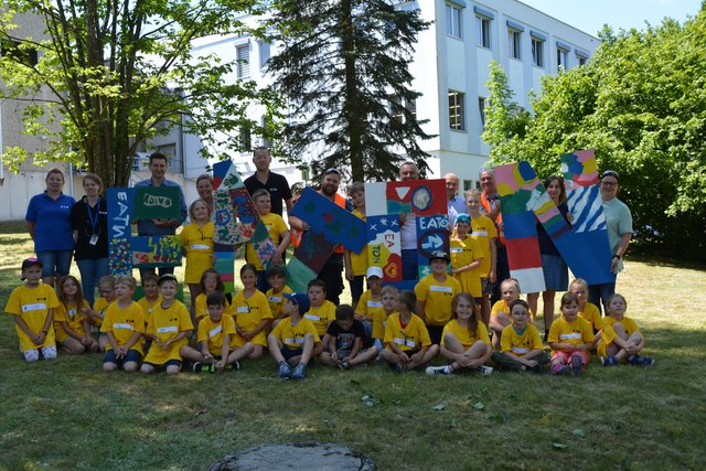 Werksleiter Thomas Graf mit seinen Mitarbeitern und den Gästen des Eaton Power Kidzzz Day.