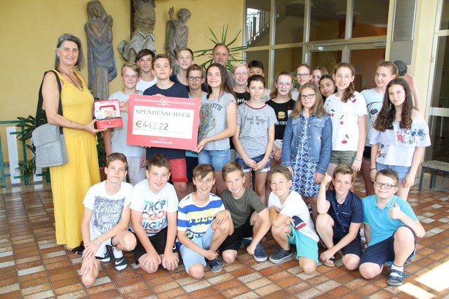 442 Euro spendeten Herz-Jesu-Gymnasium-Schüler an Ursula Lochmann vom Tierheim Hallein.
