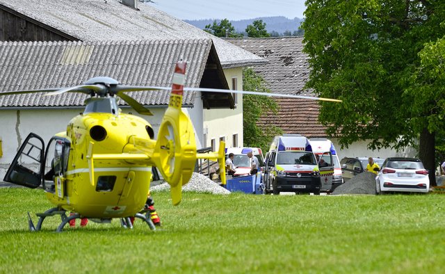Tragischer Unfall in Pischelsdorf: Ein kleines Kind wurde von einem Postauto überrollt.