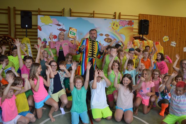 Die Besucher des Schulfestes der Volksschule Donnerskirchen erwartete heuer etwas ganz Besonderes: ein Mitmachmusical für Kinder mit Tanzpädagogin Katharina Terdy-Kreuzberger und Musicaldarsteller Stefan Terdy. | Foto: VS Donnerskirchen